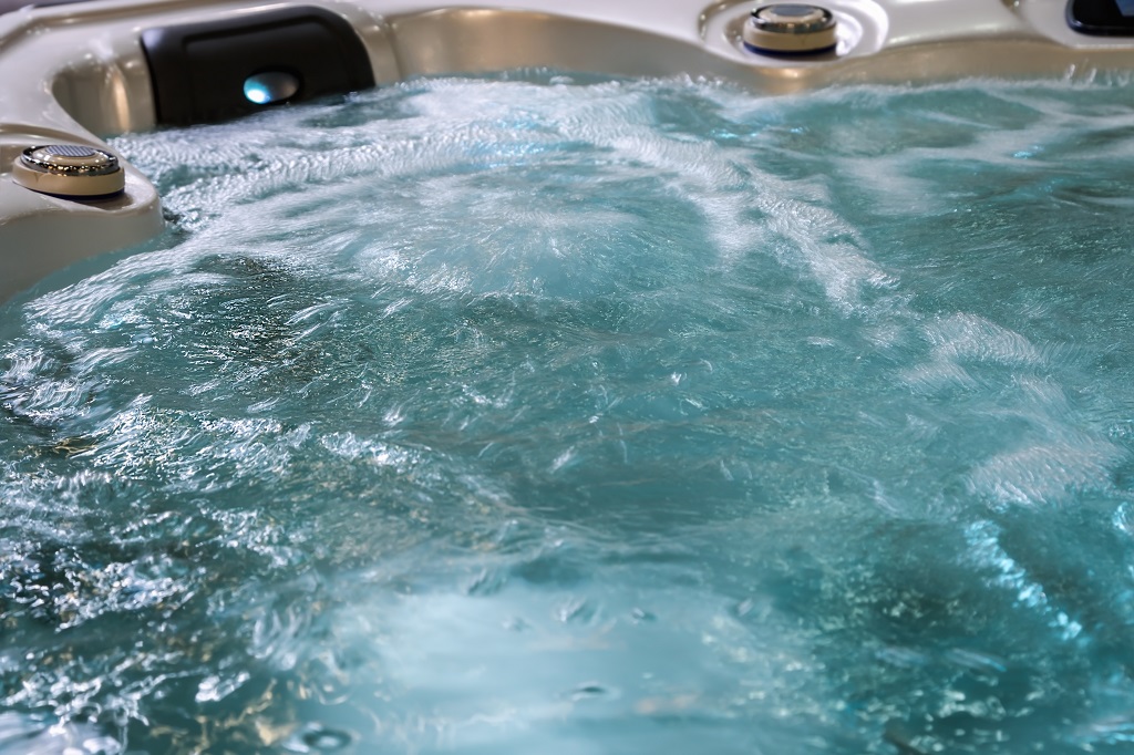 Woda w jacuzzi robi się zielona – co może być przyczyną i jak temu zapobiec?